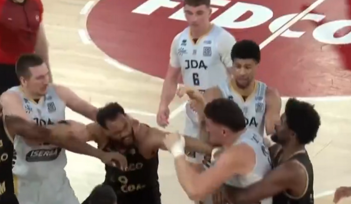 Pamatykite: „Monaco“ rungtynėse – kruvinos žaidėjų muštynės