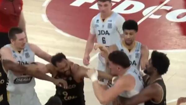 Pamatykite: „Monaco“ rungtynėse – kruvinos žaidėjų muštynės