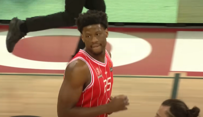 „Hapoel“ pratęsė sutartį su vidurio puolėju