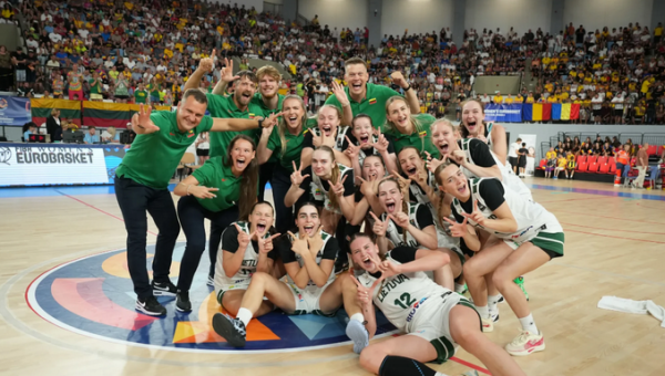 Dviguba pergalė: U18 Lietuvos merginų rinktinė iškovojo bronzą ir bilietą į A divizioną!