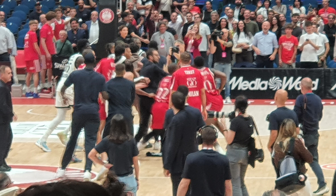 Italijos derbyje Eurolygoje po finalinės sirenos kilo masinis konfliktas (VIDEO)