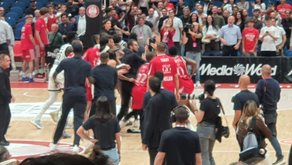 Italijos derbyje Eurolygoje po finalinės sirenos kilo masinis konfliktas (VIDEO)