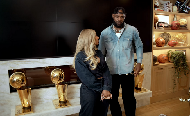 Pamatykite: L. Jamesas pravėrė savo namų duris (VIDEO)
